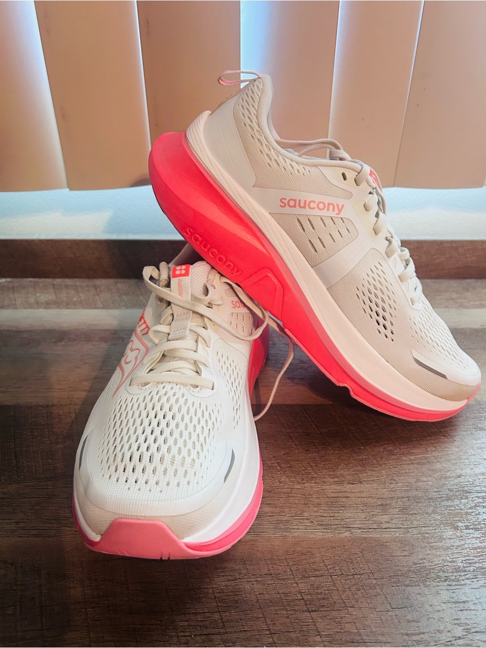 Saucony Guide 18,Woman’s Sweaty Betty White/Pink Athletic Running Shoes, Size 11 - Picture 6 of 16